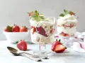 Eton mess kontra tradycyjna sałatka owocowa: deser z truskawkami, bitą śmietaną i bezą.