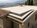 Dettaglio della stratigrafia di un terrazzo coibentato, con strati isolanti e impermeabilizzanti visibili.
