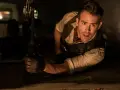 Ryan Reynolds w akcji, jakiego nie widziałeś w jego filmach. Wciela się w rolę bohatera w mrocznym, pełnym napięcia kadrze.