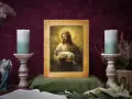 Obraz Jezusa z barankiem, symbol złota, otoczony świecami i kwiatami, tworzy atmosferę spokoju i wiary.