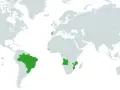 Mapa świata z zaznaczonymi krajami, gdzie językiem urzędowym jest portugalski. Widać Brazylię, Portugalię, Angolę, Mozambik i inne.