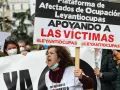 Manifestantes protestan contra la ocupación de vivienda habitual. Una mujer grita, portando un cartel que apoya a las víctimas de #Leyantiocupas.