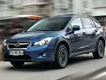 Blauer Subaru XV fährt durch die Stadt. Trotz möglicher Subaru XV Probleme, ein zuverlässiger Begleiter.