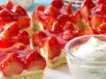 Schneller Erdbeerkuchen vom Blech mit Pudding und frischen Erdbeeren, dazu eine Schüssel Schlagsahne. Ein Genuss!