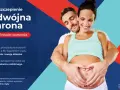 Szczęśliwi rodzice z sercem na brzuchu ciężarnej. Szczepienie przeciwko krztuścowi to podwójna ochrona dla mamy i dziecka.