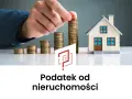 Ręka kładzie monetę na rosnącej stercie, obok domku i logo. Podatek od nieruchomości w trakcie budowy.