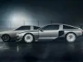 Dwa samochody Hyundai N Vision 74 stoją obok siebie na mokrej nawierzchni. Jeden jest bardziej klasyczny, drugi futurystyczny.