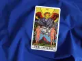 Karta kochankowie tarot uczucia. Adam i Ewa pod skrzydłami anioła, symbolizujący wybory i relacje.