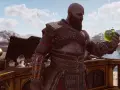 Kratos examina una manzana verde brillante, quizás un tesoro de los cofres de las Nornas de God of War Ragnarok, en un barco.