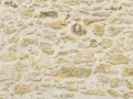 Mur en pierres irrégulières, joint pierre chaux, texture rustique et authentique.