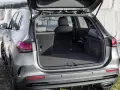 Otwarty bagażnik Mercedes GLA, gotowy na wakacyjne wyjazdy. Dużo miejsca na bagaże i sprzęt sportowy.