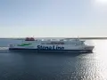 Prom Stena Estelle płynie po spokojnym morzu, tworząc białą smugę. Na burcie widnieje logo Stena Line i napis "Connecting Europe".