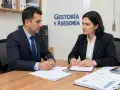 Profesionales discuten la diferencia entre gestoría y asesoría en una oficina.