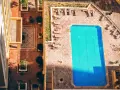 Widok z góry na basen i dziedziniec hotelowy. Idealne miejsce na wakacje all inclusive soft.