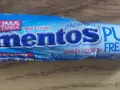 Opakowanie gumy do żucia Mentos Pure Fresh, bez cukru. Idealne na świeży oddech, z płynną esencją. Niskie mentos kcal.