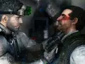 Sam Fisher, con su equipo de visión nocturna, acorrala a un enemigo herido. La tensión del splinter cell remake se siente en cada detalle.