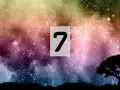 Gwieździste niebo w odcieniach zieleni, różu i fioletu. Na pierwszym planie sylwetka drzewa i numerologiczna 7.