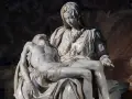 La Pieta, visage de douleur et d'amour maternel, la Vierge Marie tenant le corps du Christ.