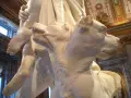 Sculpture de marbre : Pluton enlève Proserpine, gardés par Cerbère, le chien à trois têtes.