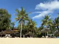 Rajska plaża z palmami i leżakami. Czy na Zanzibar trzeba paszport? Tak, jest potrzebny.