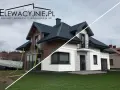 Dom w budowie po lewej, po prawej wizualizacja malowania elewacji domu wzory.