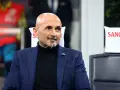 Luciano Spalletti, znany z prowadzenia drużyny Interu, w eleganckim garniturze.