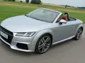 Silberner Audi TT 2.0 Roadster mit braunen Ledersitzen, bereit für eine Fahrt durch die Landschaft.