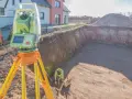 Jak geodeta mierzy działkę? Odkryj tajniki precyzyjnych pomiarów