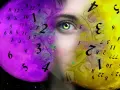 Twarz kobiety z numerologiczną 3 i 7, otoczona fioletowym i żółtym księżycem pełnym liczb i zegarów.