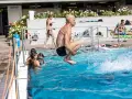 Mann springt ins Wasser, um Thrombose vorzubeugen. Schwimmen ist gut für die Durchblutung.