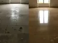Avant/après : un sol en travertin sale et abîmé transformé en une surface brillante et immaculée.