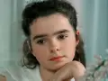 Zamyślona Lucyna Brusiiewicz opiera podbródek na dłoni, wpatrując się w dal.