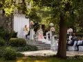 Piękna ceremonia ślubna w plenerze. Czy ksiądz może udzielić ślubu w plenerze? Tak, jak widać na zdjęciu, gdzie młoda para ślubuje sobie miłość przed ołtarzem na świeżym powietrzu.