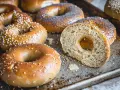 Färska bagels med sesamfrön och vallmofrön, redo för ditt bagels recept. Enkla att baka!