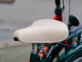 En ljus cykelsadel, redo att byta plats för en bekvämare resa.
