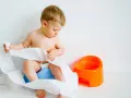 Kiedy dziecko powinno spać bez pieluchy? Oznaki gotowości i porady
