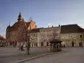 Rynek w Tarnowskich Górach z ratuszem i kamieniczkami.
