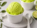 Erfrischendes Limetten-Eis in weißem Becher, dane zwei Limettenhälften. Der Brix Wert deutet auf Süße hin.