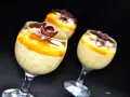 Pyszny deser z tapioki z mango, udekorowany czekoladowym kwiatkiem. Idealny na letnie popołudnie.