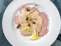 Dünne Scheiben Kalbfleisch mit cremiger Thunfischsauce, Kapern und Zitronenspalten – das beste Vitello Tonnato Rezept für einen Genussmoment.