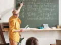 Nauczycielka matematyki w Finlandii tłumaczy skomplikowane wzory. Ciekawe, ile zarabia nauczyciel w Finlandii za taką pracę?