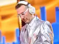 DJ w błyszczącej marynarce i białych okularach, słuchawki na uszach, gotowy do zagrania "Jaka to melodia".