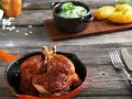 Złociste udka z airfryer w pomarańczowej patelni, obok ziemniaczki i surówka z ogórka. Pyszny obiad gotowy!