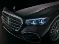 Nowy Mercedes S-Class z charakterystyczną atrapą chłodnicy i nowoczesnymi światłami LED.