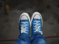Niebieskie trampki z białymi sznurówkami i podeszwą. Czy na Zalando są oryginalne buty? Tak, można tam znaleźć autentyczne modele.