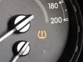 Spia del sistema TPMS accesa sul cruscotto, indica un problema di pressione pneumatici.