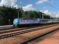Pociąg Baltic Express PKP Intercity na trasie Warszawa-Wiedeń stoi na stacji.