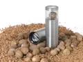Edle Muskatnussmühle mit ganzen Muskatnüssen und zerkleinertem Gewürz. Perfekt für leckere senfsaat rezepte.
