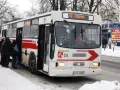 Autobus linii nr 2 z numerem 134 i napisem "Żyrzyn" na tablicy, z pasażerami wsiadającymi w zimowy dzień.