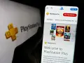 Przeglądanie katalogu gier PS Plus Extra na smartfonie, z widocznym logo PlayStation Plus na tle.